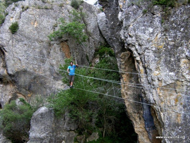 Pasea por un puente tibetano